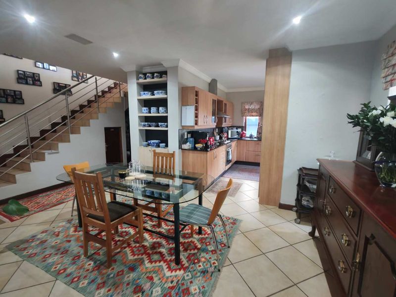 EXCLUSIVE MANDATE -BEAUTIFUL HOME WITH LOTS OF EXTRAS IN THE GOLF ESATE - Photo 10