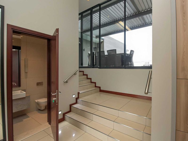 SKY HIGH SOPHISTICATION. Penthouse Living above it all - Photo 8