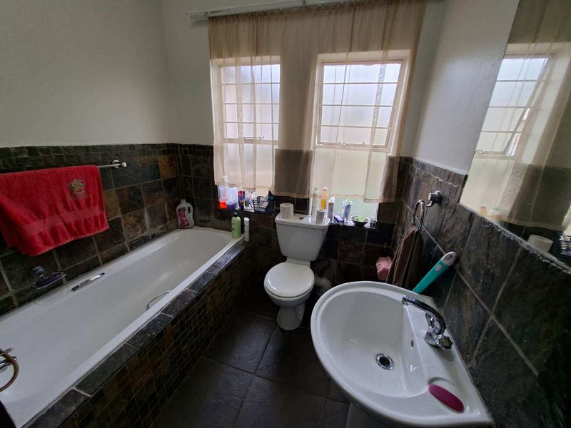 CHARMING 1 BEDROOM APARTMENT WITH MODERN TOUCHES - Photo 4