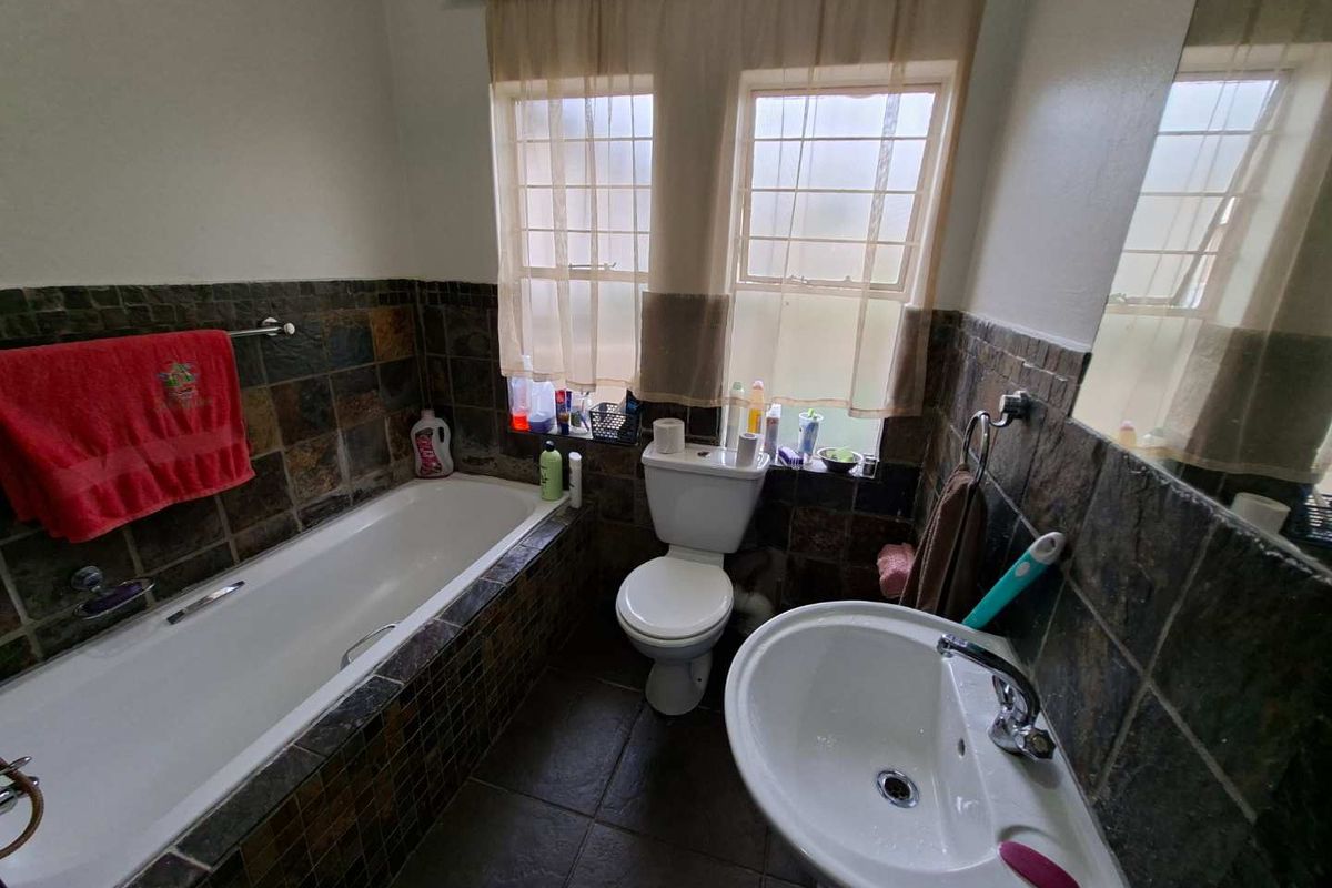 CHARMING 1 BEDROOM APARTMENT WITH MODERN TOUCHES - Photo 4
