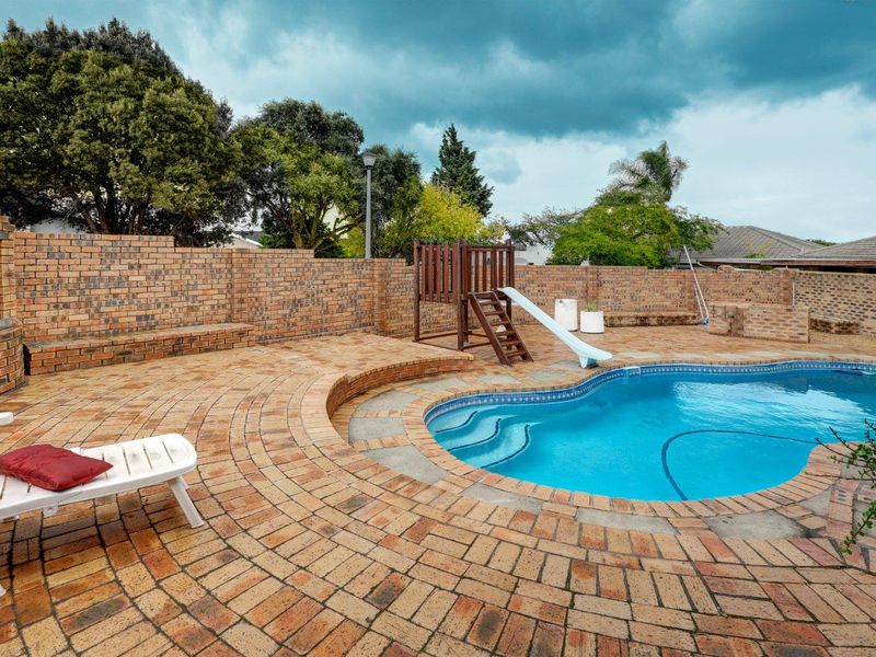 Dual living comprising of a 4 bedrooms & Study main dwelling and a 2 bedroom cottage. - Photo 4