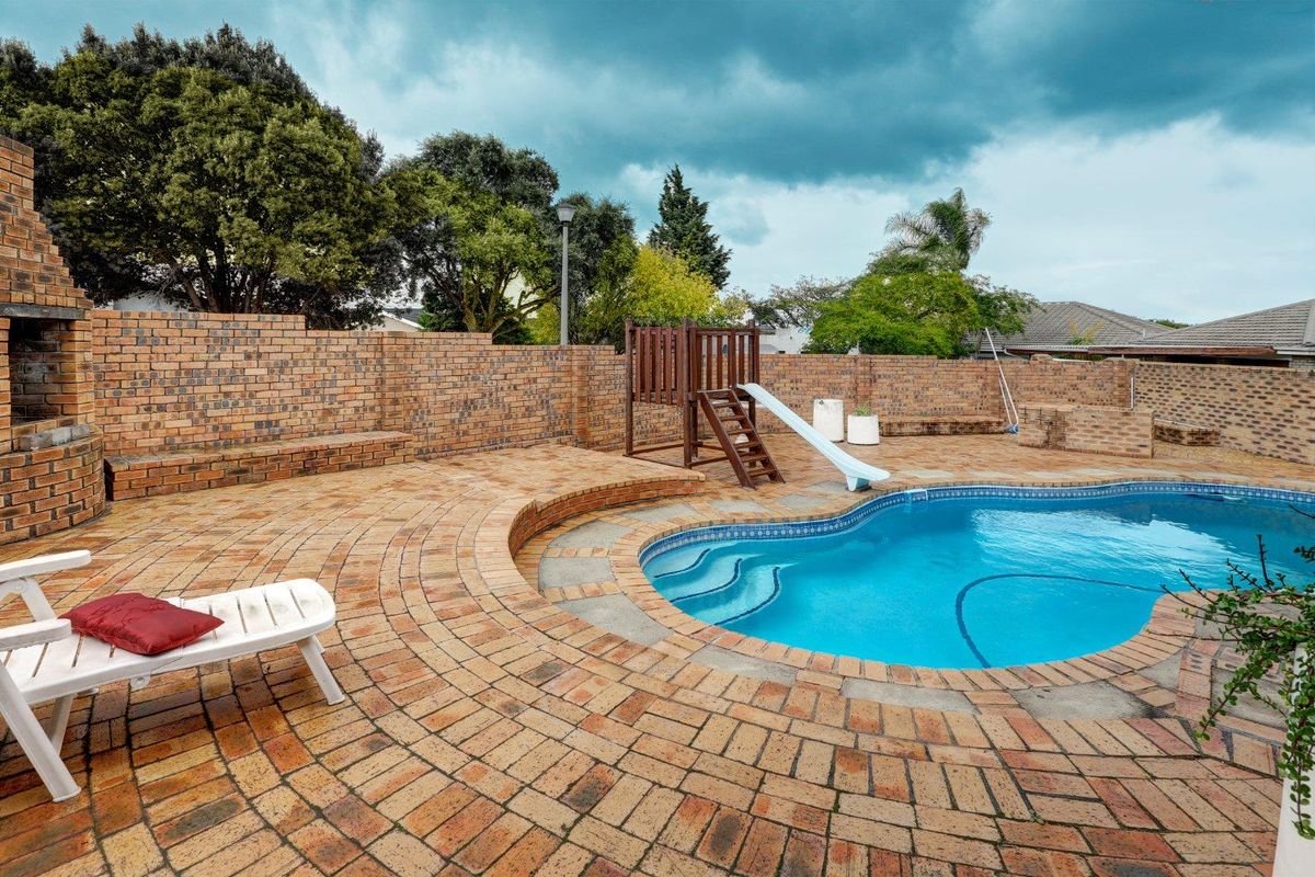 Dual living comprising of a 4 bedrooms & Study main dwelling and a 2 bedroom cottage. - Photo 4