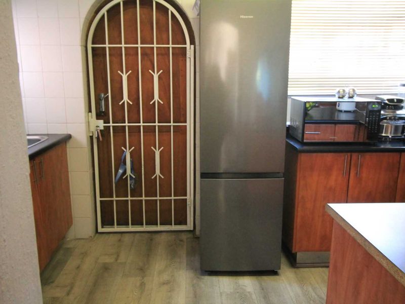 Charming 2 Bedroom Townhouse with a Garden - Photo 2