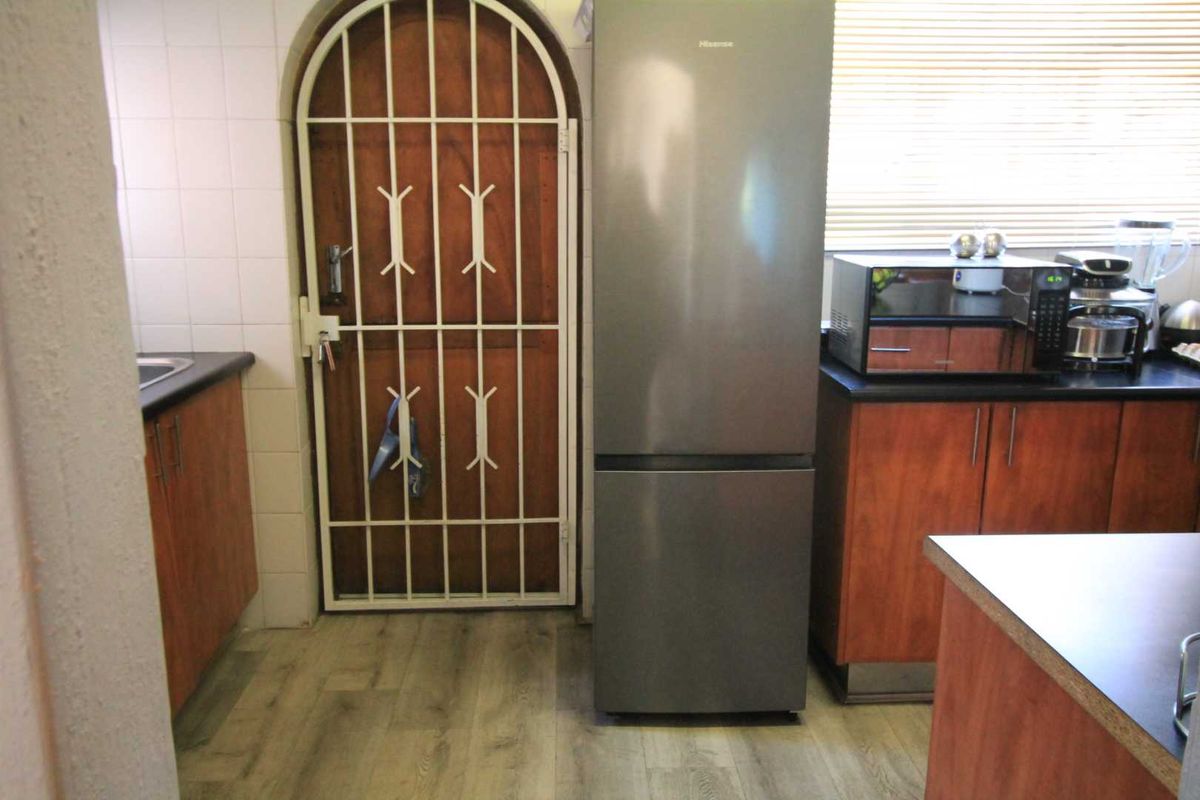 Charming 2 Bedroom Townhouse with a Garden - Photo 2