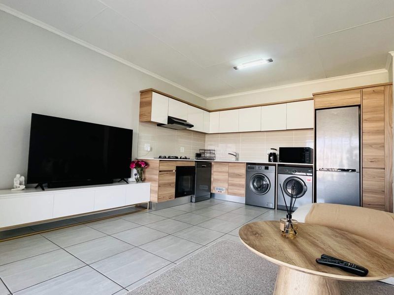 Immaculate 1 Bedroom modern apartment for sale in Waterfall - Photo 7