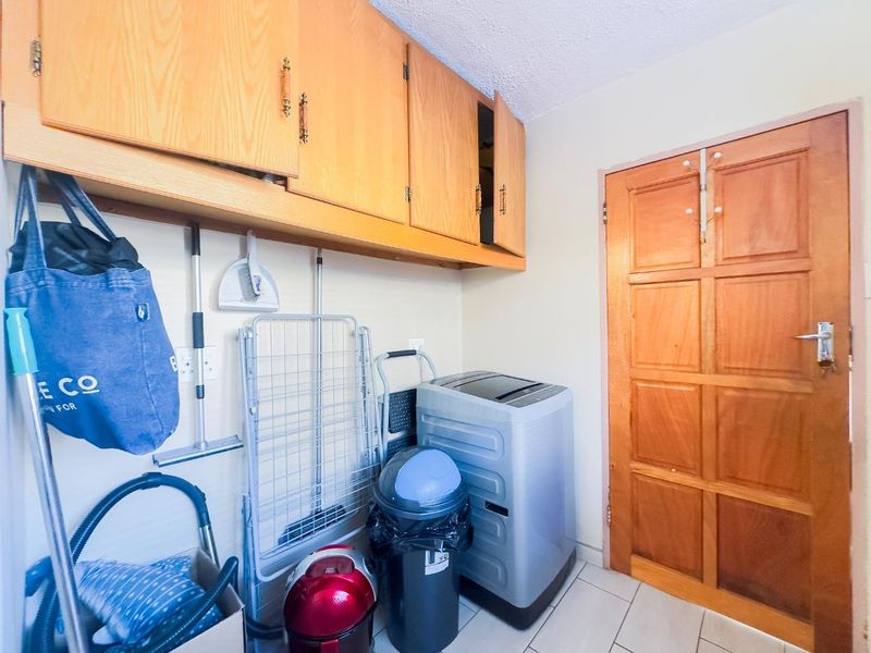 Spacious 3 Bedroom Duplex with a Private Garden - Photo 8