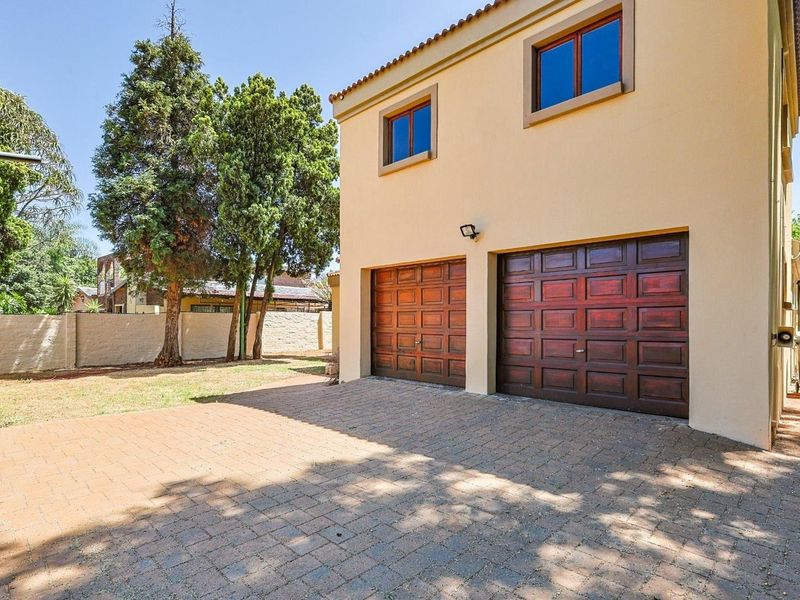 Modern 4 bedroom Oasis: Designer Living in a Premier Suburb - Photo 4