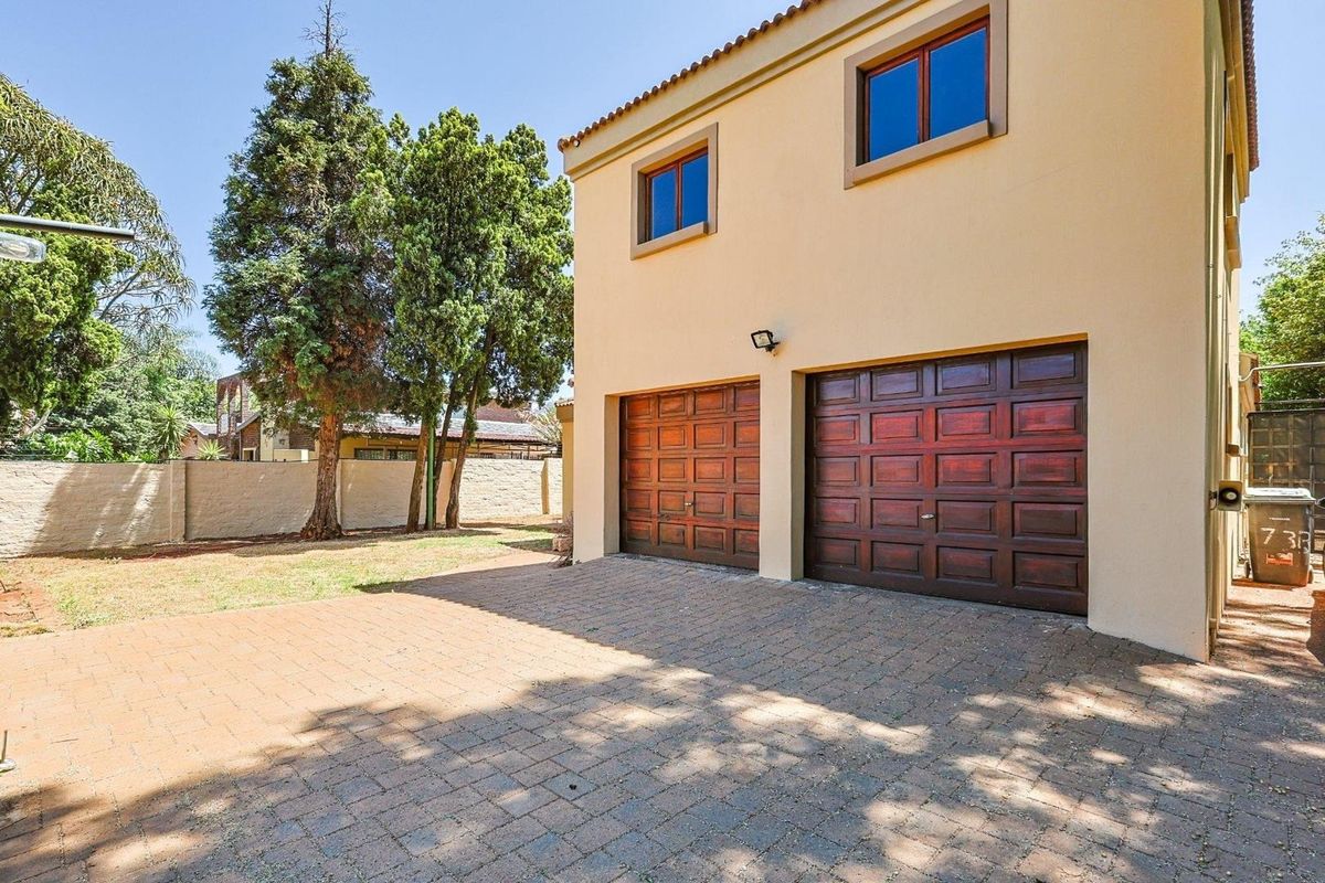 Modern 4 bedroom Oasis: Designer Living in a Premier Suburb - Photo 4