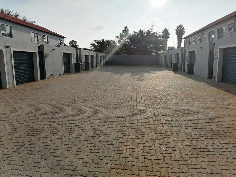 Modern 2-Bedroom Duplex in Prime Location - Photo 3