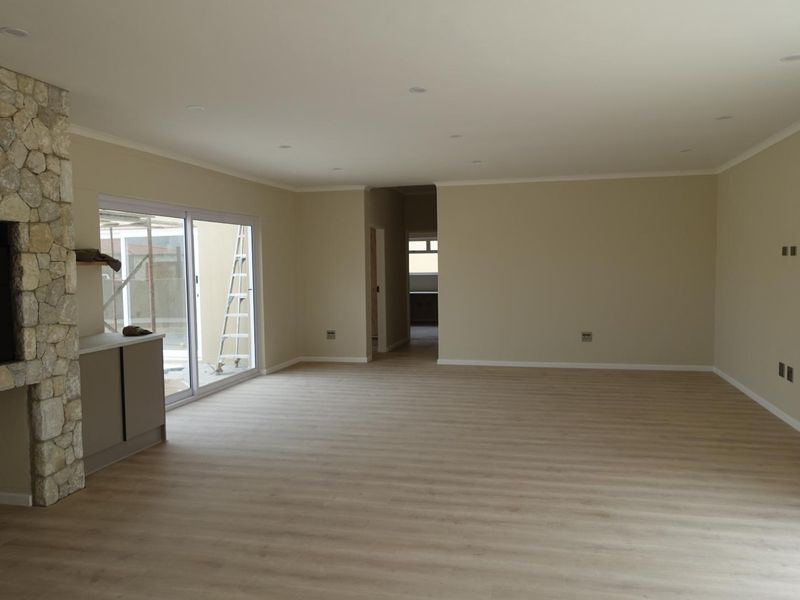 BRAND-NEW FAMILY HOME IN THE TRANQUIL ROSSMUND GOLF VILLAGE - Photo 2