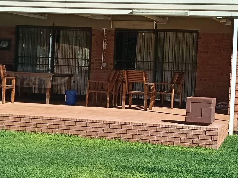 OUTSTANDING SMALL HOLDING. CAN BE USED FOR,GUESTHOUSE,ANY BUSINESS. ANY FARMING,LOTS OF WATER. - Photo 7