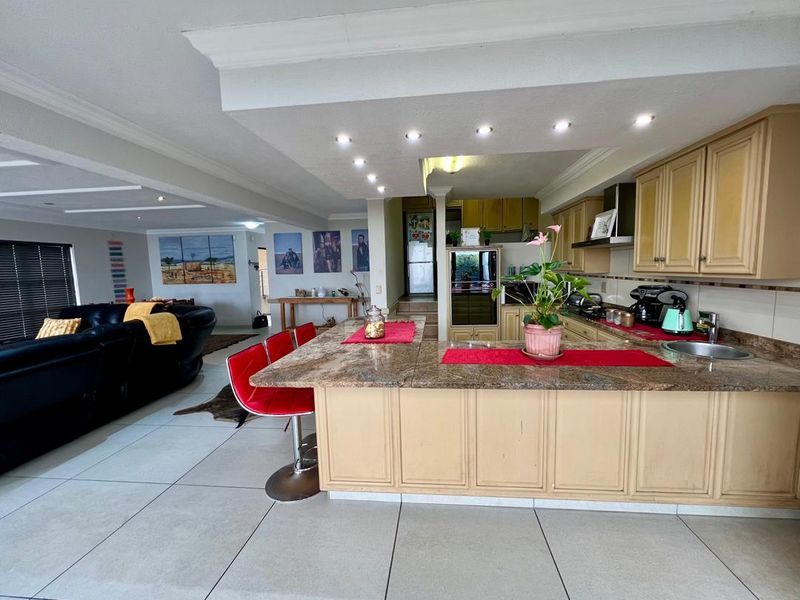 FOR SALE - 4 BEDROOM BEACHFRONT DOUBLE STORY DUET IN LONGBEACH, NAMIBIA - Photo 6