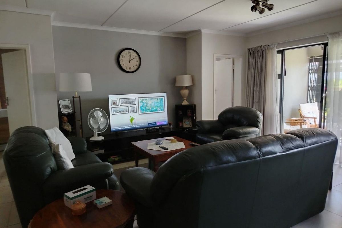 Modern Comfort Meets Easy Living - Photo 4