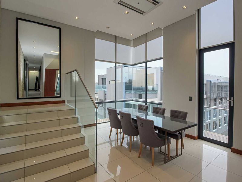 SKY HIGH SOPHISTICATION. Penthouse Living above it all - Photo 9