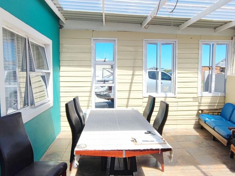 Versatile Coastal Living: Three-Bedroom Home with Income-Generating Flats - Photo 5