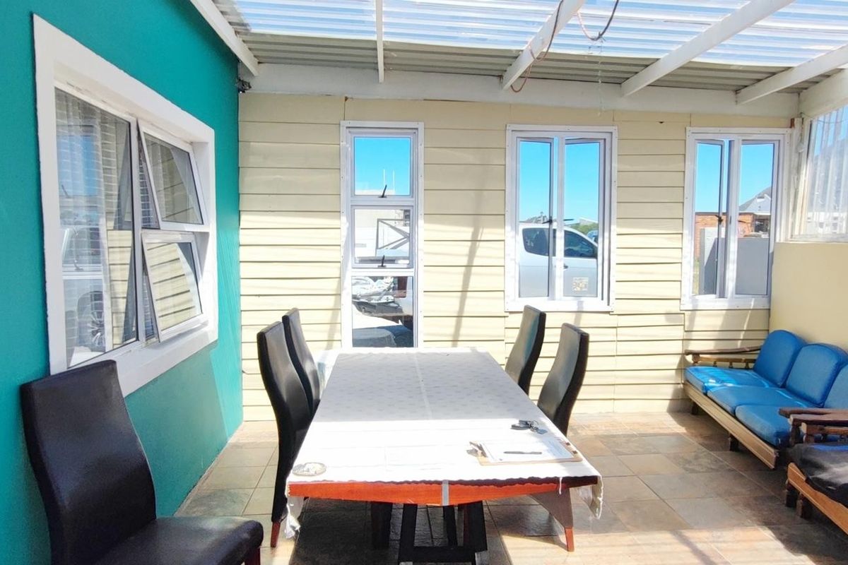 Versatile Coastal Living: Three-Bedroom Home with Income-Generating Flats - Photo 5