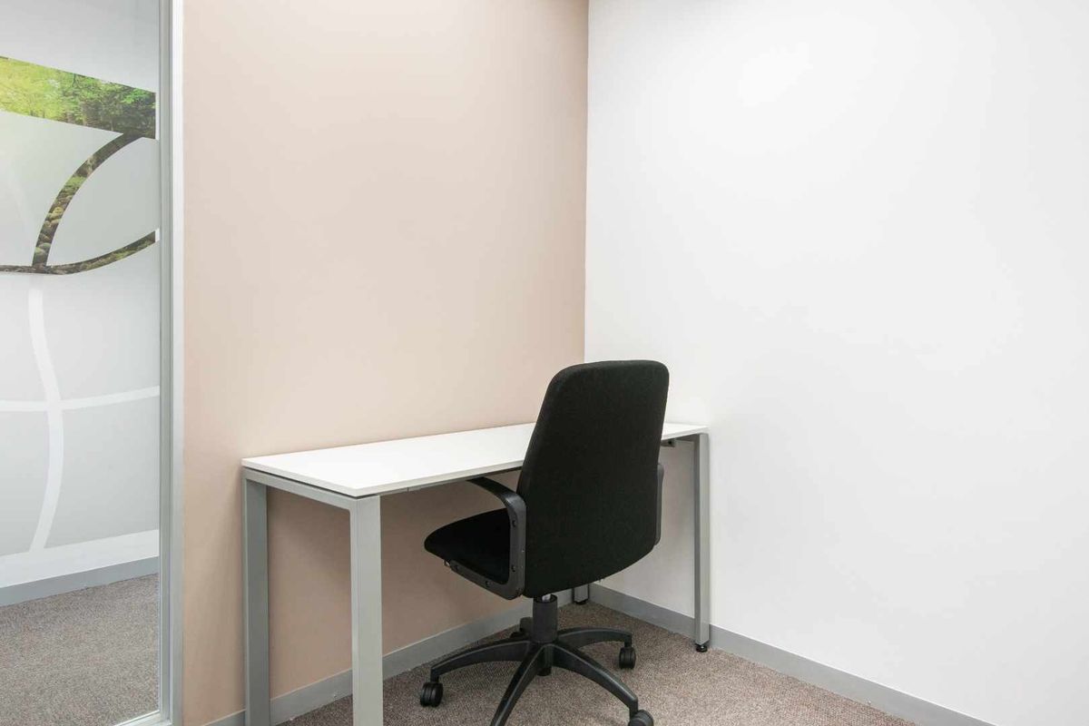 Private office space for 1 person in Regus East London - Photo 2