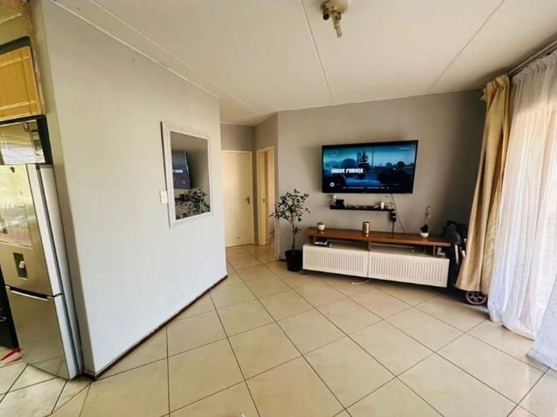 2 Bedroom Townhouse for Sale in Mondeor Johannesburg South - Photo 9