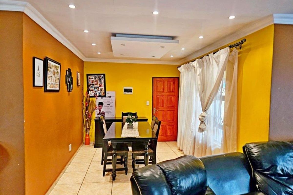 Stunning House In Birch Acres - Photo 5