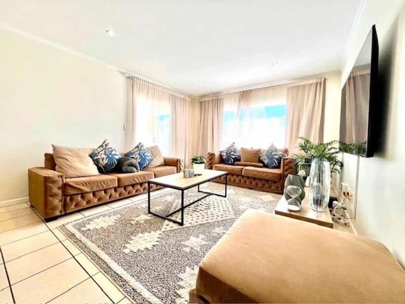 EXCEPTIONAL TWO BED FIRST FLOOR APARTMENT IN BRYANSTON - Photo 1