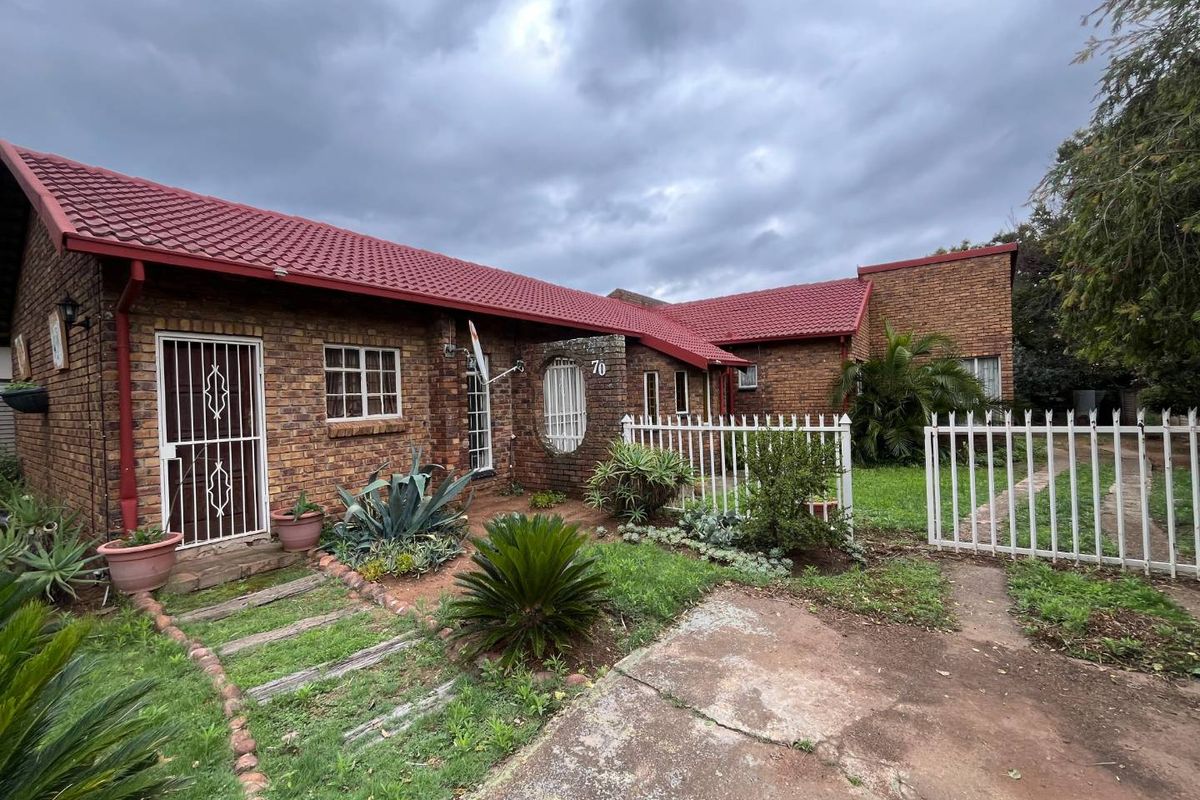 Spacious living - Photo 2