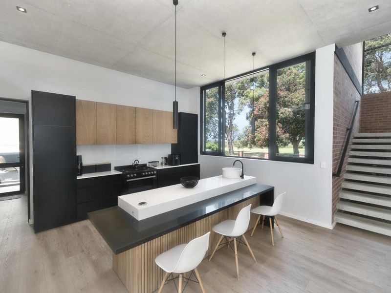 CONTEMPORARY RESIDENTIAL HOME - Photo 6
