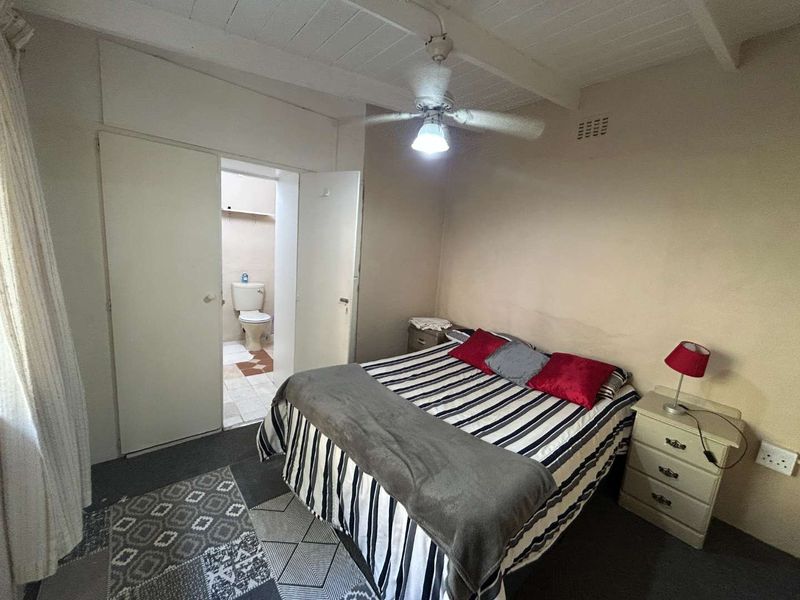 Furnished 1-Bedroom Cottage, Hassle-Free Living with Parking - Photo 5