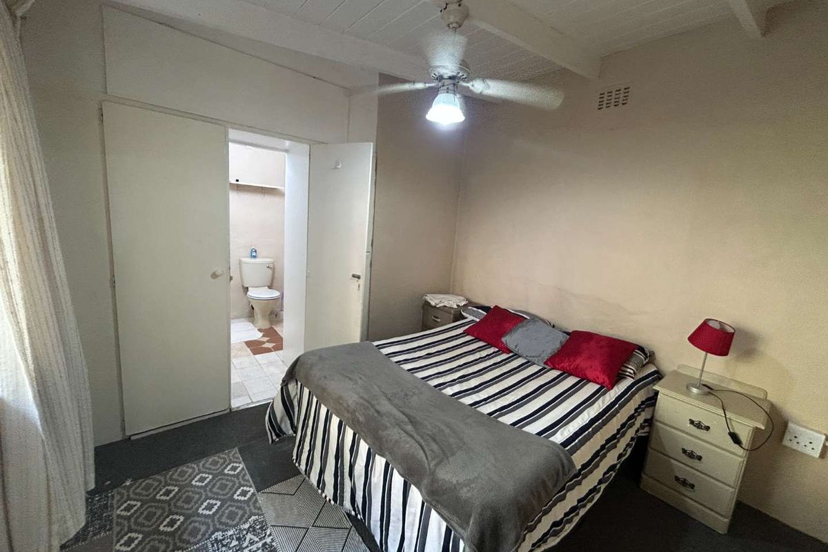 Furnished 1-Bedroom Cottage, Hassle-Free Living with Parking - Photo 5