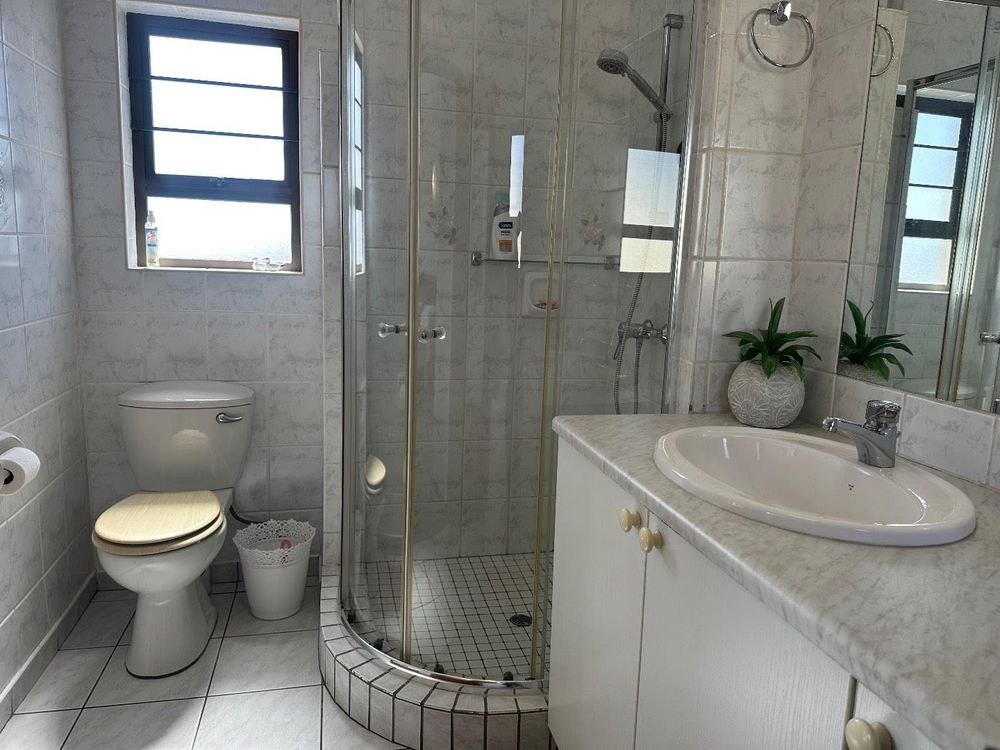 Main bedroom ensuit w/c