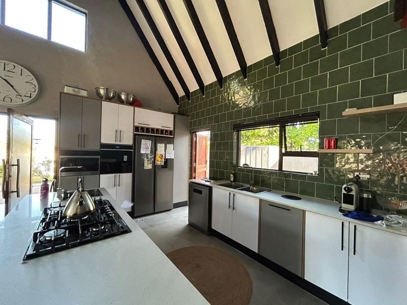 Modern 4 Bedroomed Home With Spacious 2 Bedroomed Flatlet & Pool. - Photo 4