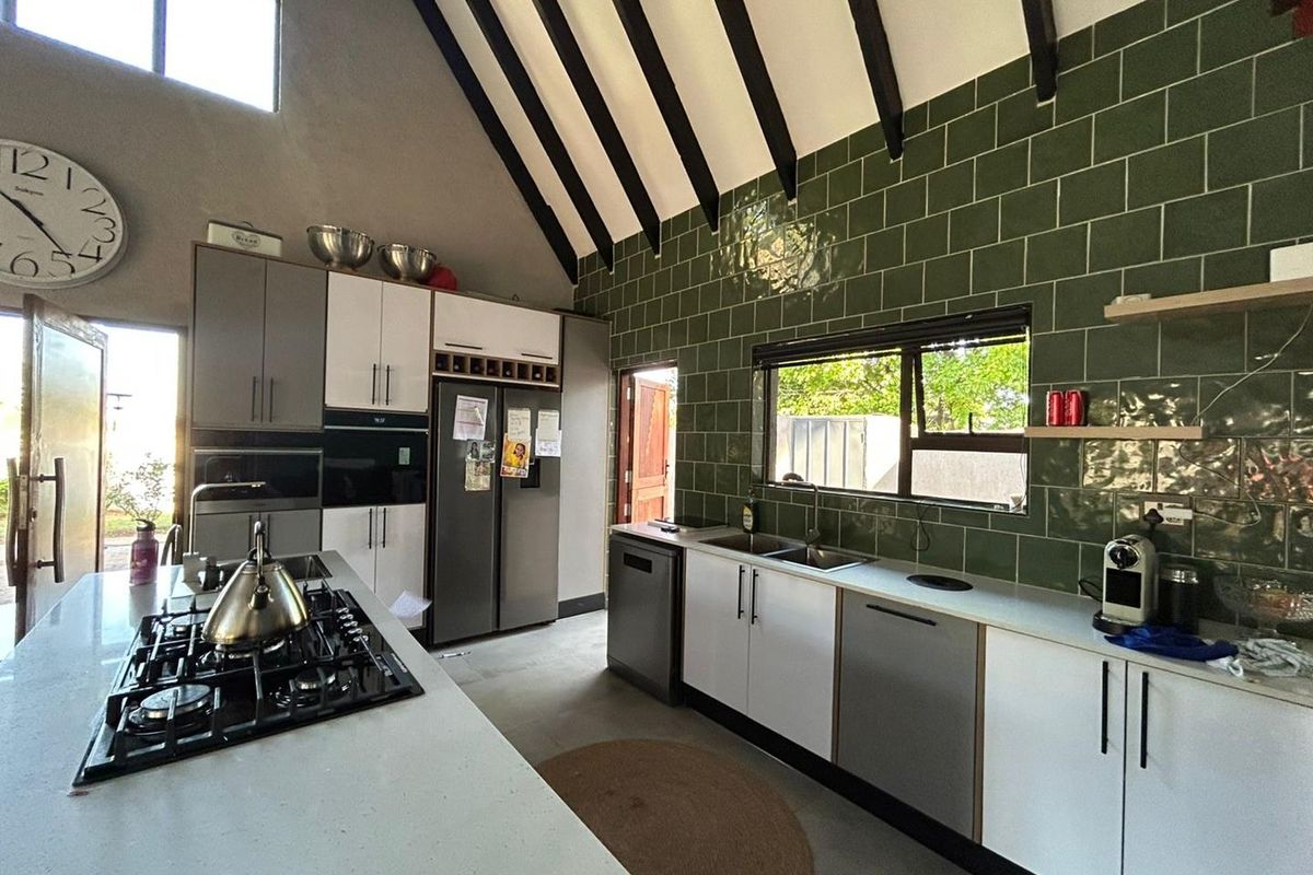 Modern 4 Bedroomed Home With Spacious 2 Bedroomed Flatlet & Pool. - Photo 4