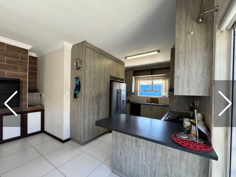 Comfortable Spacious Home - Photo 4