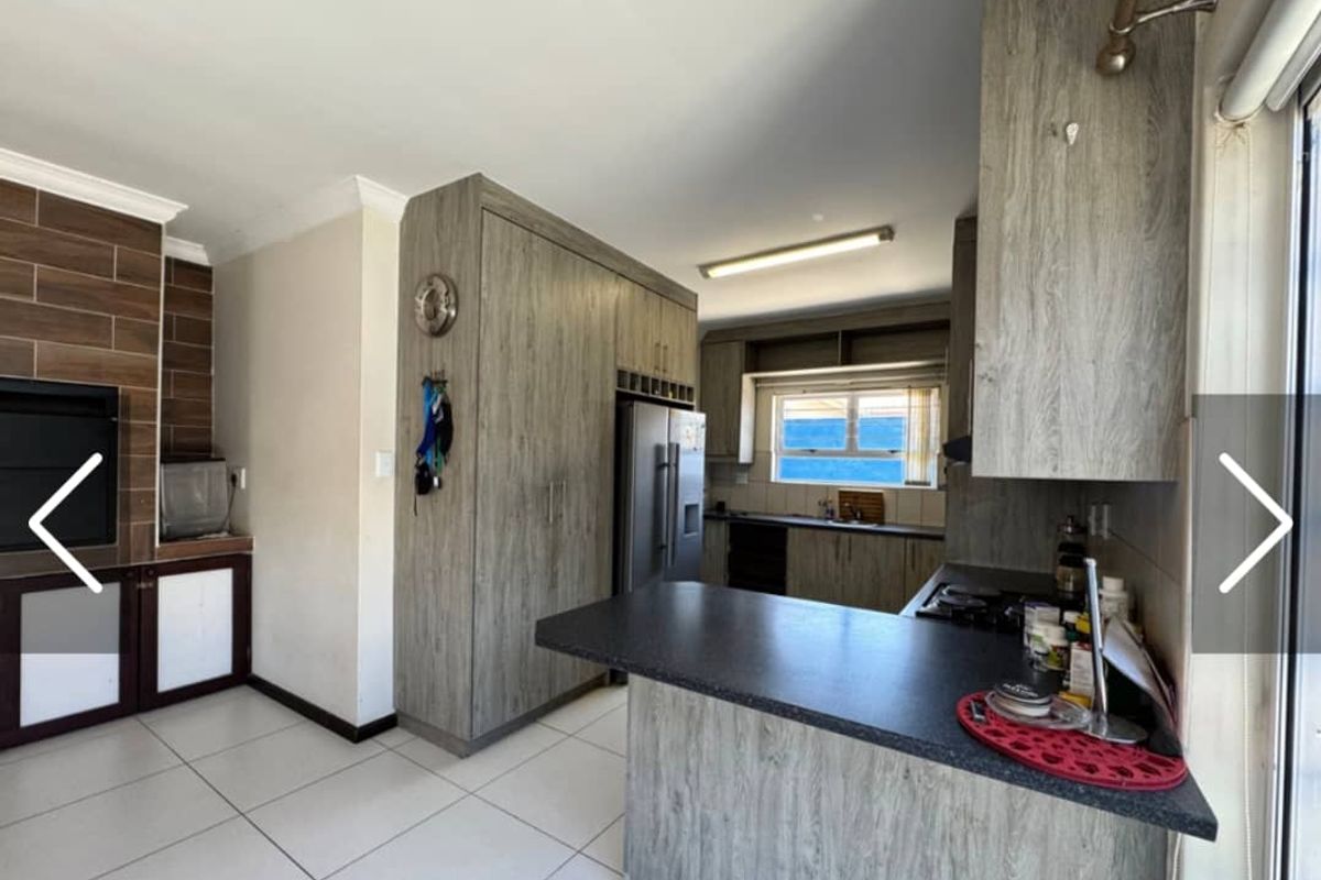 Comfortable Spacious Home - Photo 4