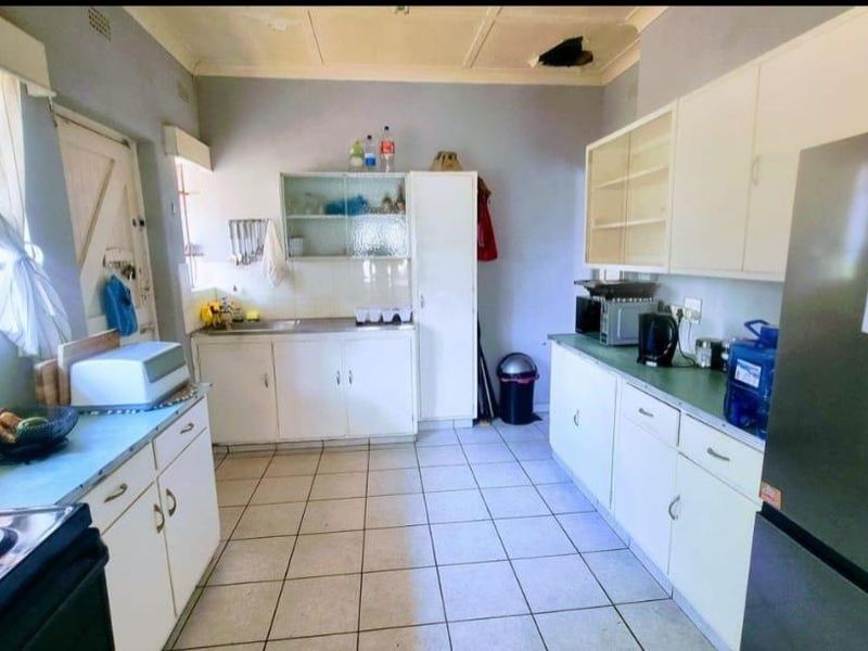 Home in a secure area with flatlet! - Photo 9