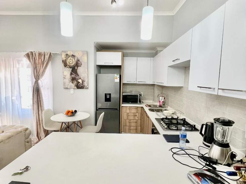 Lovely Upmarket One Bedroom Apartment in Modderfontein Up for a Grab! - Photo 3