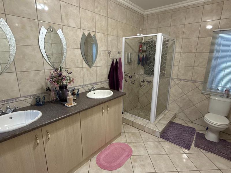 This beautiful home in a quiet street offers comfort and security, ideal for a family home - Photo 8