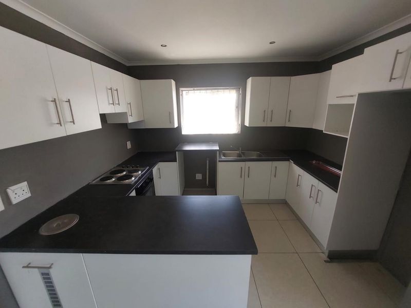 3 Bedroom Townhouse To Rent In Bridgemead - Photo 3