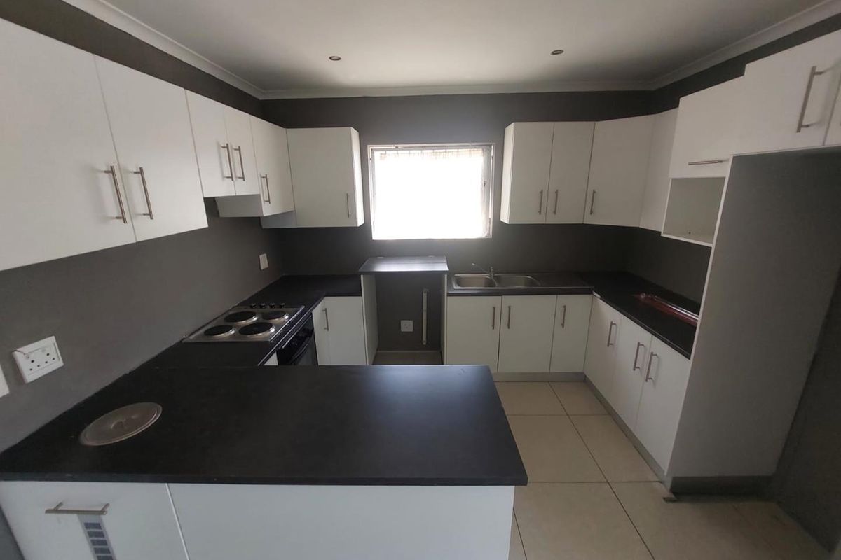 3 Bedroom Townhouse To Rent In Bridgemead - Photo 3