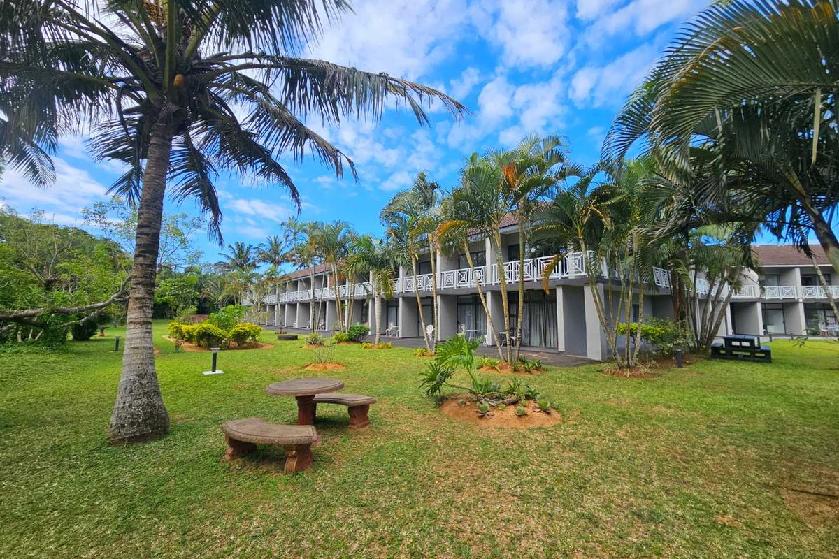 Unleash Your Coastal Business Dreams: A Prime Dual-Property Investment Opportunity in St Lucia, South Africa - Photo 2