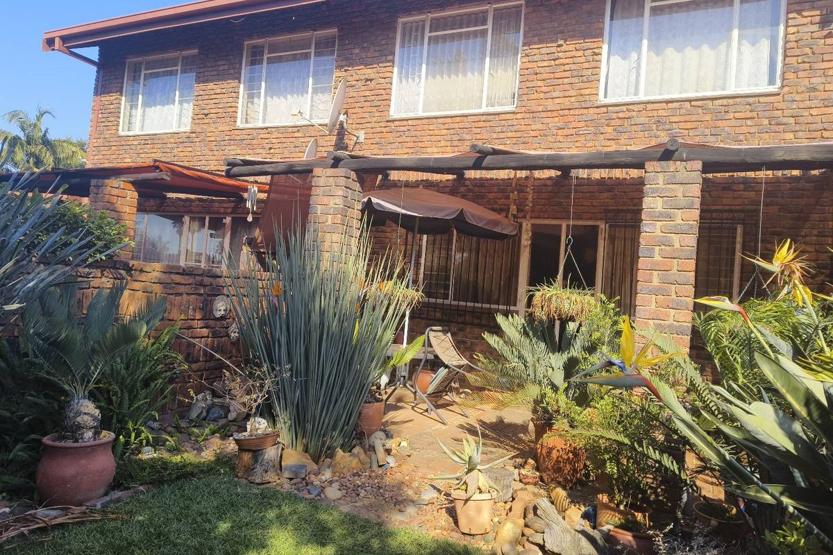 3 BEDROOM TOWNHOUSE IN SILVERTON - Photo 3