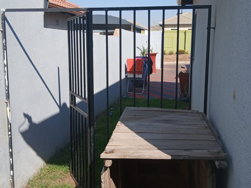 Clayville R895 000- Lovely neat Home - Photo 3