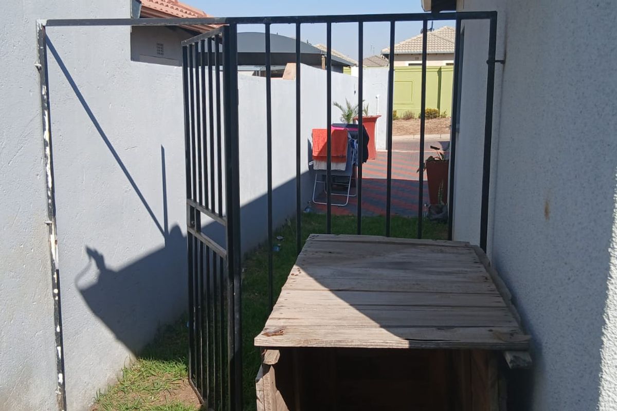 Clayville R895 000- Lovely neat Home - Photo 3