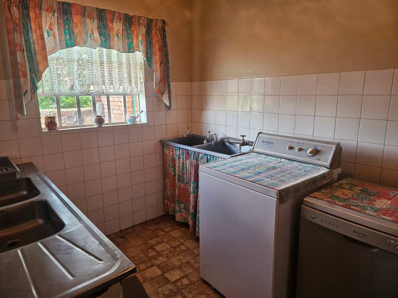 Charming spacious family home with a flat in Barkly West - Photo 8