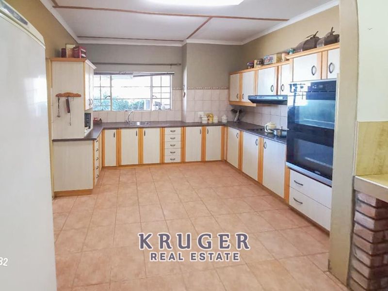 Spacious family home with FLATS situated close to town! - Photo 8