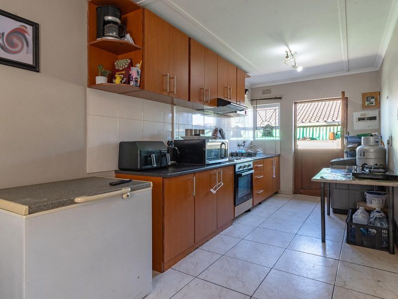 Spacious 2-Bedroom Home with Self-Contained 2-Bedroom Flat – Ideal for Families or Investment - Photo 4