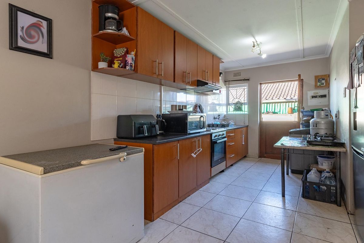 Spacious 2-Bedroom Home with Self-Contained 2-Bedroom Flat – Ideal for Families or Investment - Photo 4