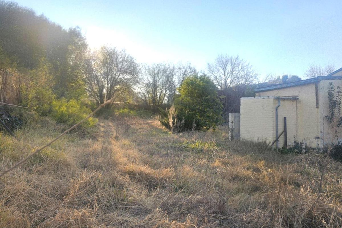 Property with Exceptional Renovation Potential - Photo 3