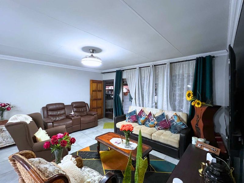 Modern 3-Bedroom Townhouse in the Heart of Doornpoort - Photo 8