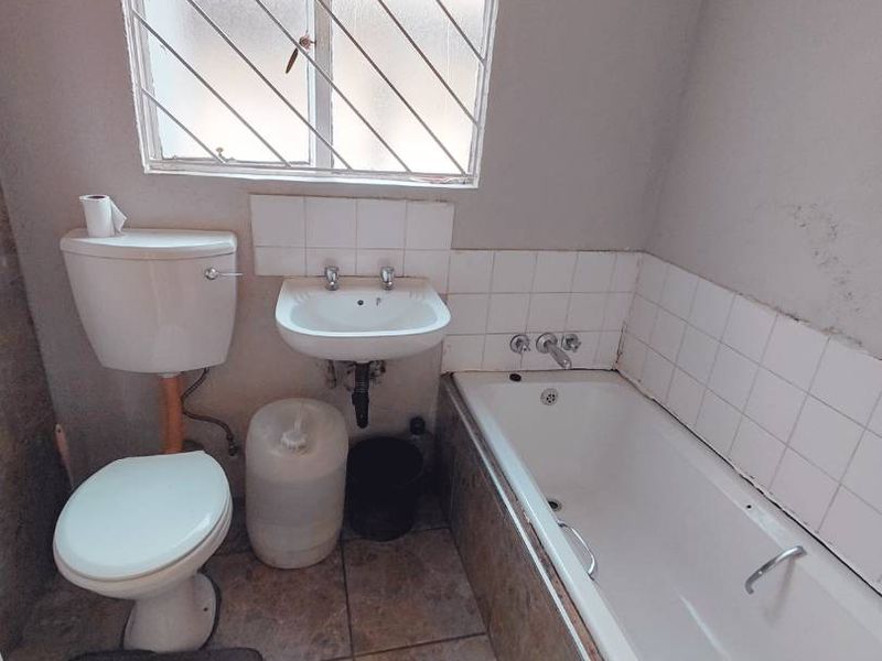 Charming Ground Floor Unit: Comfort & Convenience Await!" - Photo 10