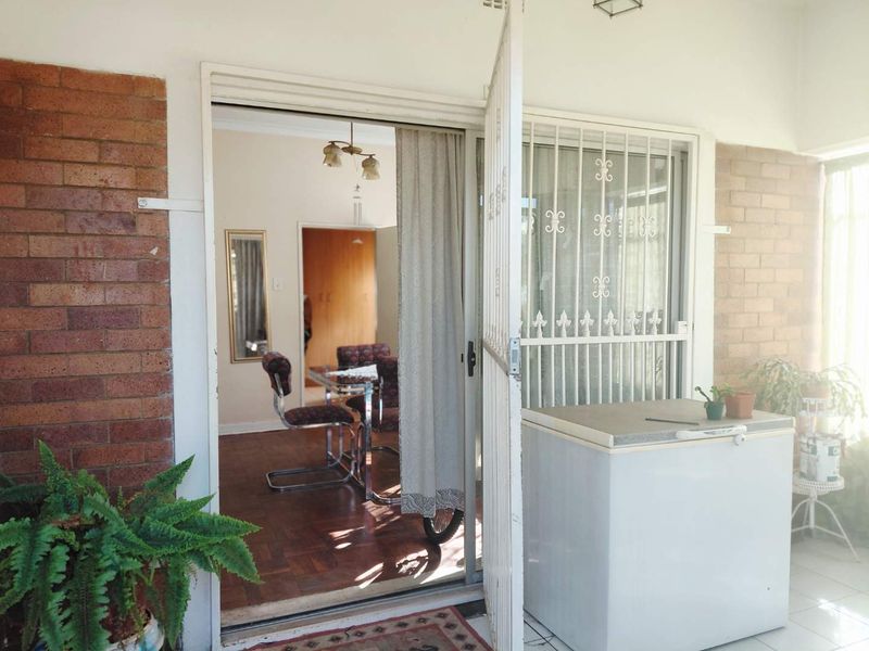 Spacious 3-Bed Home with Huge Yard & Ample Parking! - Photo 2